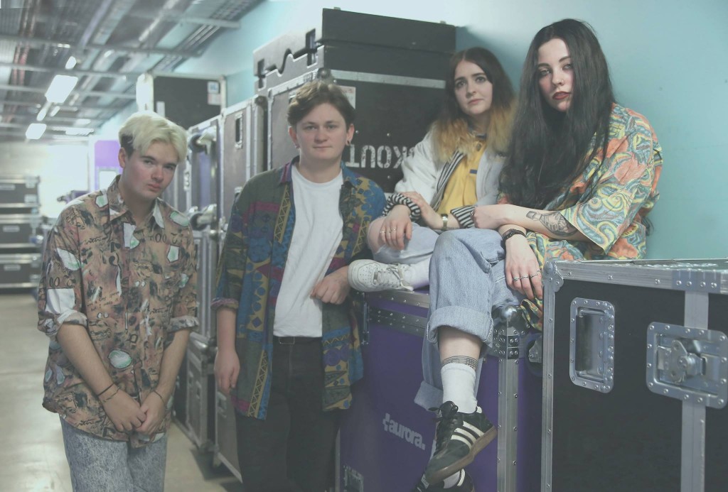 Снежная пиксель арт обои. Veibae втубер. Lxnwave. Lxnwave. Pale waves группа.